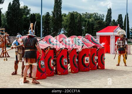 Rievocazione dal vivo dei Legionari Romani in posizione di combattimento difensivo durante il festival 'Tarraco Viva', Tarragona, Catalogna, Spagna. Il festival annuale p Foto Stock