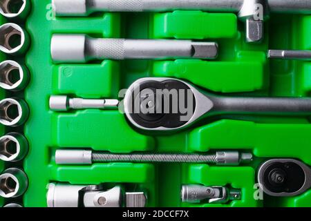 Set di attrezzi meccanici e cassetta attrezzi di Mechanic primo piano. Custodia in plastica verde. Kit attrezzi meccanici. Cassetta degli attrezzi con strumenti. Foto Stock