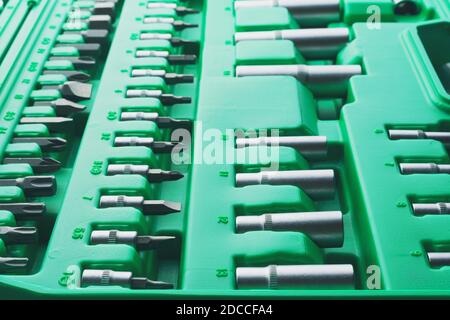Set di attrezzi meccanici e cassetta attrezzi di Mechanic primo piano. Custodia in plastica verde. Kit attrezzi meccanici. Cassetta degli attrezzi con strumenti. Foto Stock