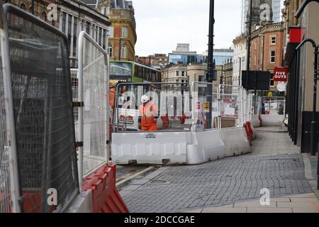 Chaotic Road lavora nel centro di Leeds Novembre 2020 in L'intestazione Foto Stock