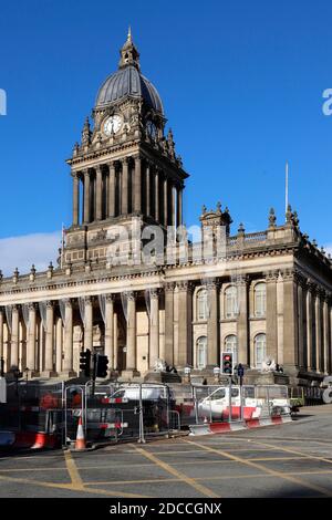 La strada caotica lavora nel centro di Leeds il 2020 novembre Il Municipio Foto Stock