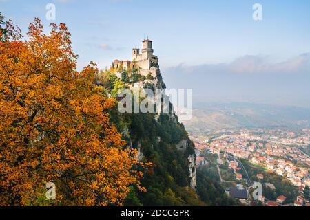 La torre della Fortezza di Guaita sul Monte Titano - la più alta della Repubblica di San Marino. Vista panoramica autunnale sul cit di Valdragone Foto Stock