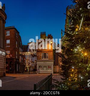 Illuminazioni di Natale a St Helen's Square, York, Regno Unito. Foto Stock
