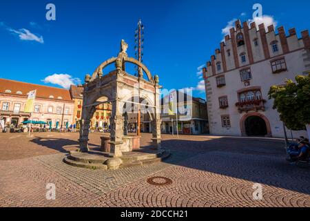 Hammelburg, Germany - September 12, 2019: The center of the German town of Hammelburg on a sunny September day. It lies  in Bavaria. Foto Stock