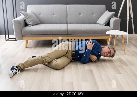 Vecchio uomo caduto senior. Anziani scivolamento e caduta Foto Stock