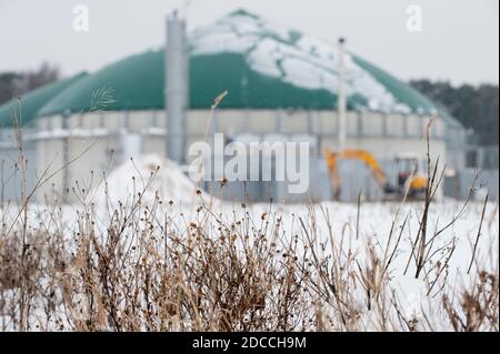 Germania, produttore di impianti di Biogas MT Energy, impianto di biogas bio-metano, digestivo in inverno con neve e ghiaccio / Deutschland, Niedersachsen, Zesen, Biogasanlagenhersteller MT Energie, Bio-methan Anlage Foto Stock