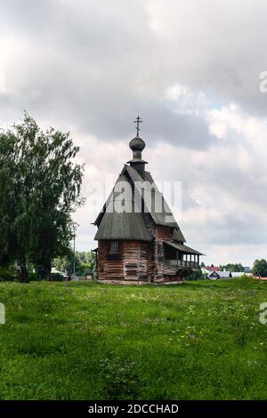 Chiesa di San Nicola il Wonderworker sul territorio del Cremlino di Suzdal, costruito nel 1796. Architettura russa in legno, un punto di riferimento di Suzdal. Foto Stock