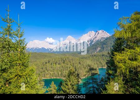 Ammira la montagna più alta della Germania, lo Zugspitze, e la cieca vicino a Biberwier da una piattaforma di osservazione situata in Austria sul Passo Fern Foto Stock