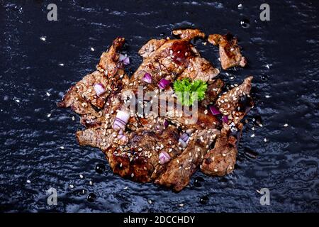 bistecca giapponese su ardesia nera Foto Stock