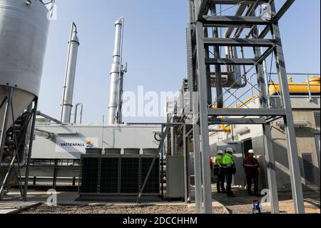 GERMANIA, Amburgo, stabilimento di compost e impianto di biogas, i rifiuti organici vengono fermentati a secco a Biogas e compost , il biogas viene trasformato in biometano e fornito alla rete di gas / DEUTSCHLAND, Amburgo , Kompostwerk und Biogasanlage Buetzberg der Stadtreinigung Hamburg, In einer Trockenfermentation Anlage werden aus Bioabbaellen Biogas und hochwertiger Kompost erzeugt, das gas wird durch Vattenfall in das Gasnetz eingespeist, Methanisierung und Einspeisestation Foto Stock
