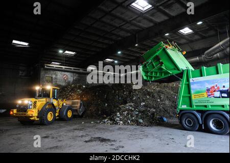 GERMANIA, Amburgo, stabilimento di compost e impianto di biogas , i rifiuti organici vengono fermentati a secco a Biogas e compost , il gas biometano viene fornito alla rete di gas , la fornitura di rifiuti organici da giardino e casa / DEUTSCHLAND, Amburgo , Kompostwerk und Biogasanlage Buetzberg der Stadtreinigung Hamburg, In einer Trockenfermentation Anlage werden aus organischen Abbaellen Biogas und hochwertiger Kompost erzeugt, das gas wird durch Vattenfall in das Gasnetz eingespeist Foto Stock