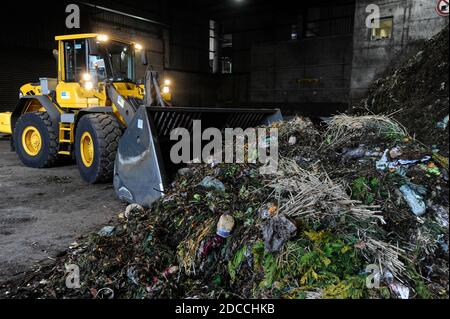 GERMANIA, Amburgo, fabbrica di compost e impianto di biogas, i rifiuti organici sono fermentati a secco a Biogas e al composto, il gas metano è fornito alla rete di gas, i rifiuti organici provenienti dai giardini domestici / DEUTSCHLAND, Amburgo , Kompostwerk und Biogasanlage Buetzberg der Stadtreinigung Hamburg, In einer Trockenfermentation Anlage werden aus organischen Abfaellen Biogas und hochwertiger Kompost erzeugt, das gas wird durch Vattenfall in das Gasnetz eingespeist Foto Stock