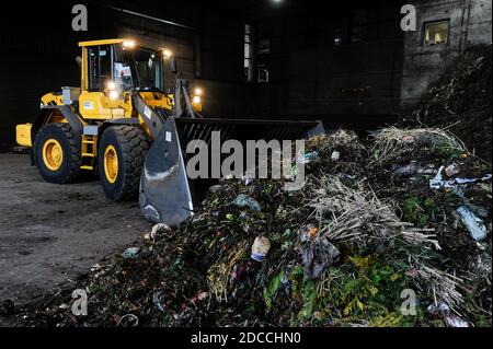 GERMANIA, Amburgo, fabbrica di compost e impianto di biogas, i rifiuti organici sono fermentati a secco a Biogas e al composto, il gas metano è fornito alla rete di gas, i rifiuti organici provenienti dai giardini domestici / DEUTSCHLAND, Amburgo , Kompostwerk und Biogasanlage Buetzberg der Stadtreinigung Hamburg, In einer Trockenfermentation Anlage werden aus organischen Abfaellen Biogas und hochwertiger Kompost erzeugt, das gas wird durch Vattenfall in das Gasnetz eingespeist Foto Stock