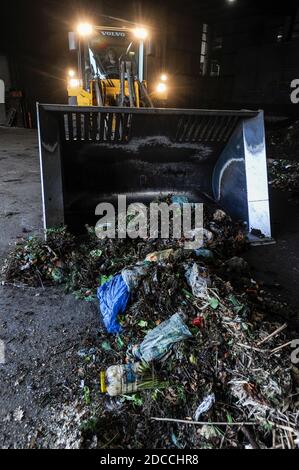 GERMANIA, Amburgo, fabbrica di compost e impianto di biogas, i rifiuti organici sono fermentati a secco a Biogas e al composto, il gas metano è fornito alla rete di gas, i rifiuti organici provenienti dai giardini domestici / DEUTSCHLAND, Amburgo , Kompostwerk und Biogasanlage Buetzberg der Stadtreinigung Hamburg, In einer Trockenfermentation Anlage werden aus organischen Abfaellen Biogas und hochwertiger Kompost erzeugt, das gas wird durch Vattenfall in das Gasnetz eingespeist Foto Stock
