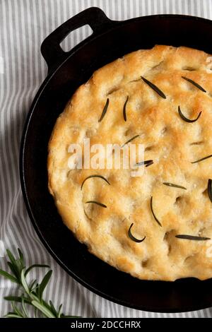 Rosemary Skillet Focaccia fatta in casa, vista dall'alto. Posa piatta, sovratesta, dall'alto. Foto Stock