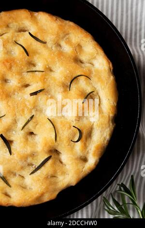 Rosemary Skillet Focaccia fatta in casa, vista dall'alto. Posa piatta, sovratesta, dall'alto. Primo piano. Foto Stock