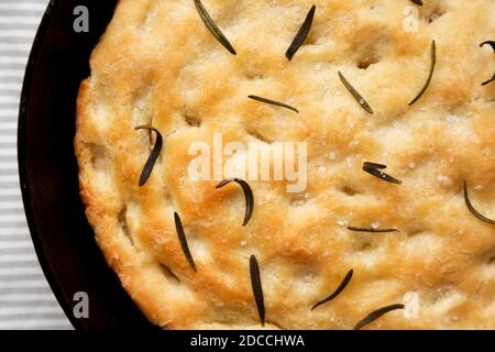 Rosemary Skillet Focaccia fatta in casa, vista dall'alto. Posa piatta, sovratesta, dall'alto. Primo piano. Foto Stock