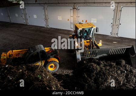GERMANIA, Amburgo, fabbrica di compost e impianto di biogas, i rifiuti organici sono fermentati a secco a Biogas e al composto, il gas di bio-metano è fornito nella rete di gas, camere di fermentazione / DEUTSCHLAND, Amburgo , Kompostwerk und Biogasanlage Buetzberg der Stadtreinigung Hamburg, In einer Trockenfermentation Anlage werden aus organischen Abfaellen Biogas und hochwertiger Kompost erzeugt, das gas wird durch Vattenfall in das Gasnetz eingespeist, Gärkammern Foto Stock