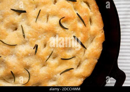 Rosemary Skillet Focaccia fatta in casa, vista dall'alto. Posa piatta, sovratesta, dall'alto. Primo piano. Foto Stock