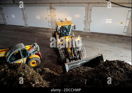 GERMANIA, Amburgo, fabbrica di compost e impianto di biogas, i rifiuti organici sono fermentati a secco a Biogas e al composto, il gas di bio-metano è fornito nella rete di gas, camere di fermentazione / DEUTSCHLAND, Amburgo , Kompostwerk und Biogasanlage Buetzberg der Stadtreinigung Hamburg, In einer Trockenfermentation Anlage werden aus organischen Abfaellen Biogas und hochwertiger Kompost erzeugt, das gas wird durch Vattenfall in das Gasnetz eingespeist, Gärkammern Foto Stock