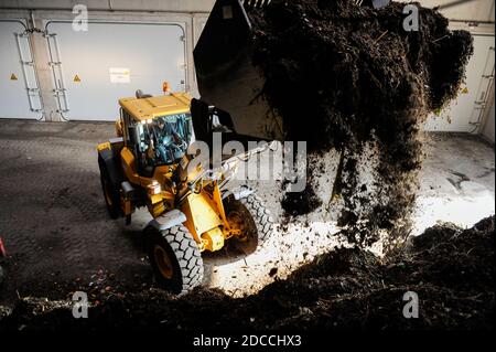 GERMANIA, Amburgo, fabbrica di compost e impianto di biogas, i rifiuti organici sono fermentati a secco a Biogas e al composto, il gas di bio-metano è fornito nella rete di gas, camere di fermentazione / DEUTSCHLAND, Amburgo , Kompostwerk und Biogasanlage Buetzberg der Stadtreinigung Hamburg, In einer Trockenfermentation Anlage werden aus organischen Abfaellen Biogas und hochwertiger Kompost erzeugt, das gas wird durch Vattenfall in das Gasnetz eingespeist, Gärkammern Foto Stock