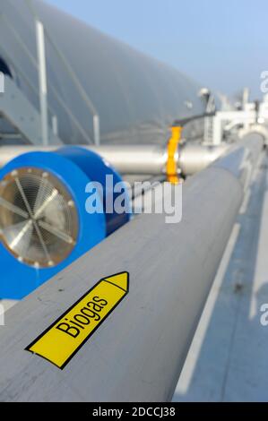 GERMANIA, Amburgo, stabilimento di compost e impianto di biogas , i rifiuti organici vengono fermentati a secco a Biogas e compost , il gas biometano viene fornito alla rete pubblica di gas / DEUTSCHLAND, Amburgo , Kompostwerk und Biogasanlage Buetzberg der Stadtreinigung Hamburg, In einer Trockenfermentation Anlage werden aus Bioabbaellen Biogas und hochwertiger Kompost erzeugt, das Bio-methan gas wird durch Vattenfall in das Gasnetz eingespeist Foto Stock
