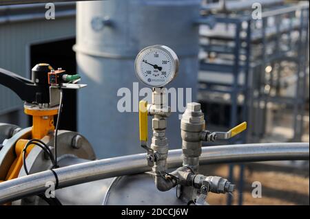 GERMANIA, Amburgo, stabilimento di compost e impianto di biogas , i rifiuti organici vengono fermentati a secco a Biogas e compost , il gas biometano viene fornito alla rete pubblica di gas / DEUTSCHLAND, Amburgo , Kompostwerk und Biogasanlage Buetzberg der Stadtreinigung Hamburg, In einer Trockenfermentation Anlage werden aus Bioabbaellen Biogas und hochwertiger Kompost erzeugt, das Bio-methan gas wird durch Vattenfall in das Gasnetz eingespeist Foto Stock