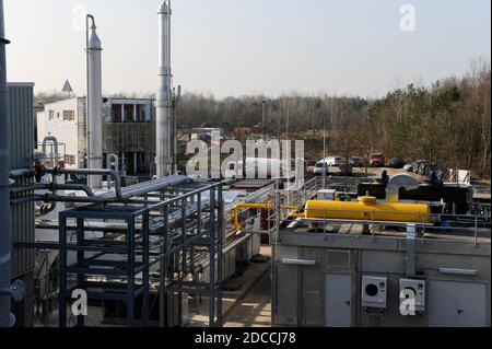 GERMANIA, Amburgo, stabilimento di compost e impianto di biogas, i rifiuti organici vengono fermentati a secco a Biogas e compost , il biogas viene trasformato in biometano e fornito alla rete di gas / DEUTSCHLAND, Amburgo , Kompostwerk und Biogasanlage Buetzberg der Stadtreinigung Hamburg, In einer Trockenfermentation Anlage werden aus Bioabbaellen Biogas und hochwertiger Kompost erzeugt, das gas wird durch Vattenfall in das Gasnetz eingespeist, Methanisierung und Einspeisestation Foto Stock