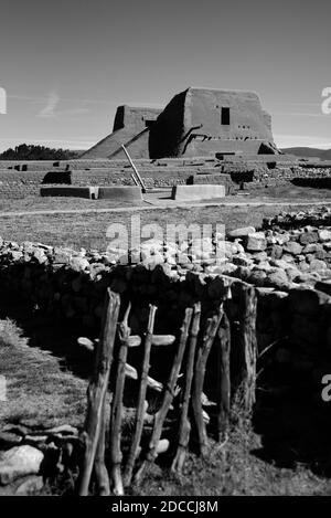 Le rovine di adobe di una chiesa missionaria spagnola del XVII secolo presso il Parco storico nazionale di Pecos a Pecos, New Mexico USA Foto Stock