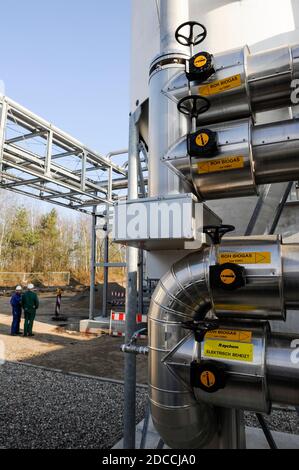 GERMANIA, Amburgo, stabilimento di compost e impianto di biogas, i rifiuti organici vengono fermentati a secco a Biogas e compost , il biogas viene trasformato in biometano e fornito alla rete di gas / DEUTSCHLAND, Amburgo , Kompostwerk und Biogasanlage Buetzberg der Stadtreinigung Hamburg, In einer Trockenfermentation Anlage werden aus Bioabbaellen Biogas und hochwertiger Kompost erzeugt, das gas wird durch Vattenfall in das Gasnetz eingespeist, Methanisierung und Einspeisestation Foto Stock