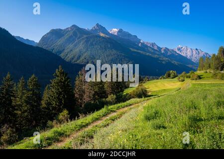 Alpi Silvretta che circondano il villaggio di Ramosch (Val Sinestra, Graubünden, Svizzera). Si trova nella bassa valle dell'Engadin, lungo il fiume Inn Foto Stock