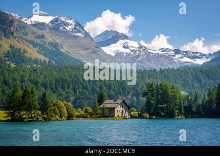 Bella casa di pietra sul lago di Sils (Graubünden, Svizzera) con la sua propria barca su una soleggiata fine estate, inizio autunno settembre giorno. Foto Stock