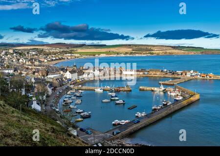 STONEHAVEN ABERDEENSHIRE SCOZIA LE BANCHINE DEL PORTO DI COVIE E LE BARCHE ORMEGGIATE Foto Stock