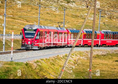 Bernina Pass, Svizzera - 15 settembre 2019: Un treno Bernina Express sta cavalcando il Passo Bernina (Graubünden, Svizzera) Foto Stock