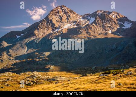 Il sole è ambientazione in una serata sulla cima del Passo del Bernina (Graubünden, Svizzera). Collega la città di San Moritz nella valle dell'Engadin con la Val po Foto Stock