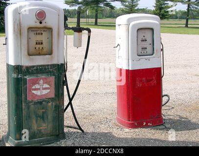 pompe a benzina retrò nel paese Foto Stock