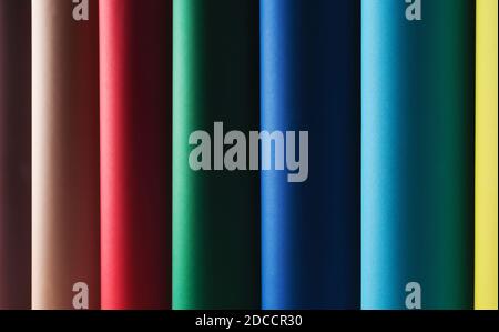 Carta colorata in rotoli di cartone cilindrico multicolore. Foto Stock