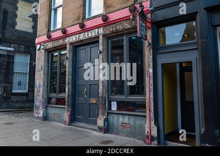 Tradizionale vecchio pub, Port o' Leith bar, chiuso durante la pandemia, Leith, Edinburgo, Scozia, Regno Unito Foto Stock