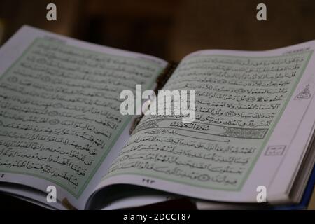 Taiz / Yemen - 23 Dic 2018 : una foto del Sacro Corano in una delle moschee storiche della città yemenita di Taiz, che mostra Surah al-Kahf Foto Stock