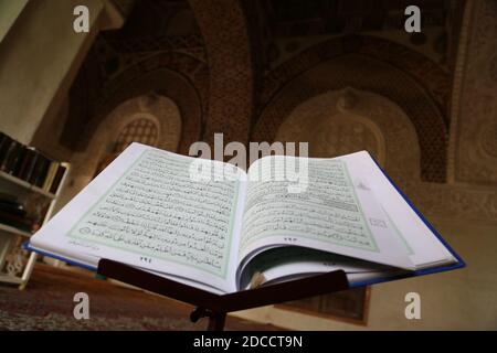 Taiz / Yemen - 23 Dic 2018 : una foto del Sacro Corano in una delle moschee storiche della città yemenita di Taiz, che mostra Surah al-Kahf Foto Stock