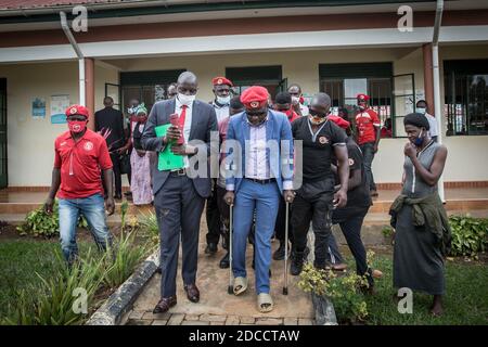 Mityana, Uganda. 19 agosto 2020. Il politico Francis Zaake lascia la corte di Mityana, dove sfida il suo arresto con l'accusa di ''tentato omicidio'', Per aver cercato di distribuire cibo ai suoi elettori durante il lockdown del coronavirus ugandese. Il politico dell'opposizione Francis Zaake fa parte del movimento del potere popolare e del partito Nation Unity Platform (NUP) guidato da Robert Kyagulanyi aka Bobi Wine, Il principale partito di opposizione ha deciso di cacciare il presidente di servizio più lungo dell'Uganda nelle elezioni del 2021. Credit: Sally Hayden/SOPA Images/ZUMA Wire/Alamy Live News Foto Stock