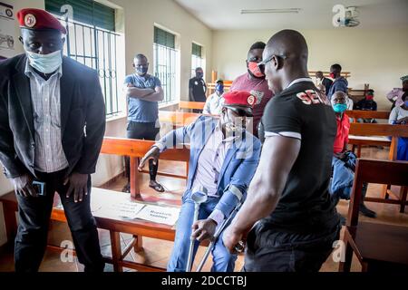 Mityana, Uganda. 19 agosto 2020. Il politico Francis Zaake siede nella corte di Mityana, dove sta sfidando il suo arresto per accuse di ''tentato omicidio'', Per aver cercato di distribuire cibo ai suoi elettori durante il lockdown del coronavirus ugandese. Il politico dell'opposizione Francis Zaake fa parte del movimento del potere popolare e del partito Nation Unity Platform (NUP) guidato da Robert Kyagulanyi aka Bobi Wine, Il principale partito di opposizione ha deciso di cacciare il presidente di servizio più lungo dell'Uganda nelle elezioni del 2021. Credit: Sally Hayden/SOPA Images/ZUMA Wire/Alamy Live News Foto Stock