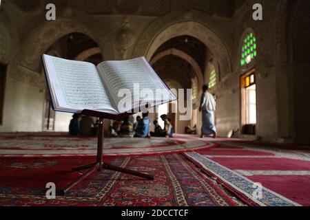 Taiz / Yemen - 23 Dic 2018 : una foto del Sacro Corano in una delle moschee storiche della città yemenita di Taiz, che mostra Surah al-Kahf Foto Stock