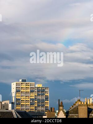 Consiglio torre blocco di appartamenti che si erge sui tetti con arcobaleno in cielo, Leith, Edimburgo, Scozia, Regno Unito Foto Stock