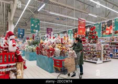 Mosca, Russia. 18 novembre 2020. Supermercato di Natale. Vendita di iscrizioni festive in russo: Formula di successo sportivo, sportsmaster, una casa in Foto Stock