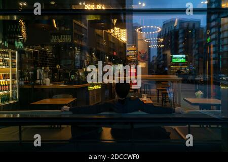 Mosca, Russia. 18 novembre 2020. Interno della caffetteria serale. Ospite solitario del ristorante. Foto Stock