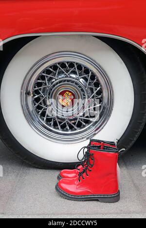 Gran Bretagna / Inghilterra /Londra / Doc martens stivali rossi brevetti alla Classic Car Boot sale a Granary Square a King's Cross London . Foto Stock