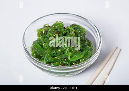 Hiyashi Wakame Chuka o insalata di alghe, cibo giapponese, su sfondo bianco Foto Stock