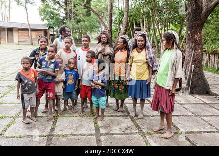 Wamena, Indonesia - 9 gennaio 2010: Gente della tribù Dani in un abito usuale in piedi nel villaggio di Dugum Dani. Baliem Valley Papua, Irian Jaya Foto Stock