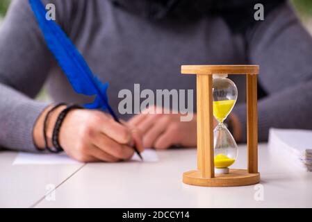 Scrittore maschile nel concetto di gestione del tempo Foto Stock